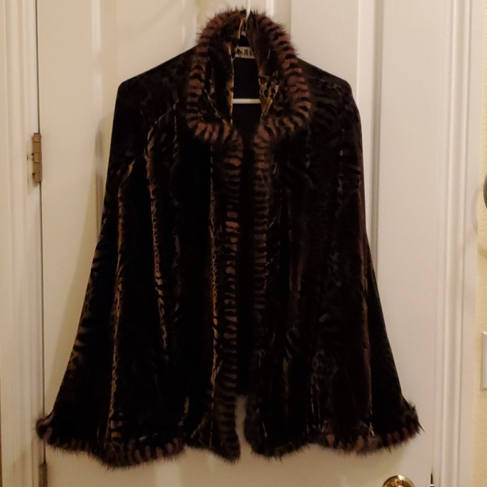 Animal Print Cape - Picture 4 of 4